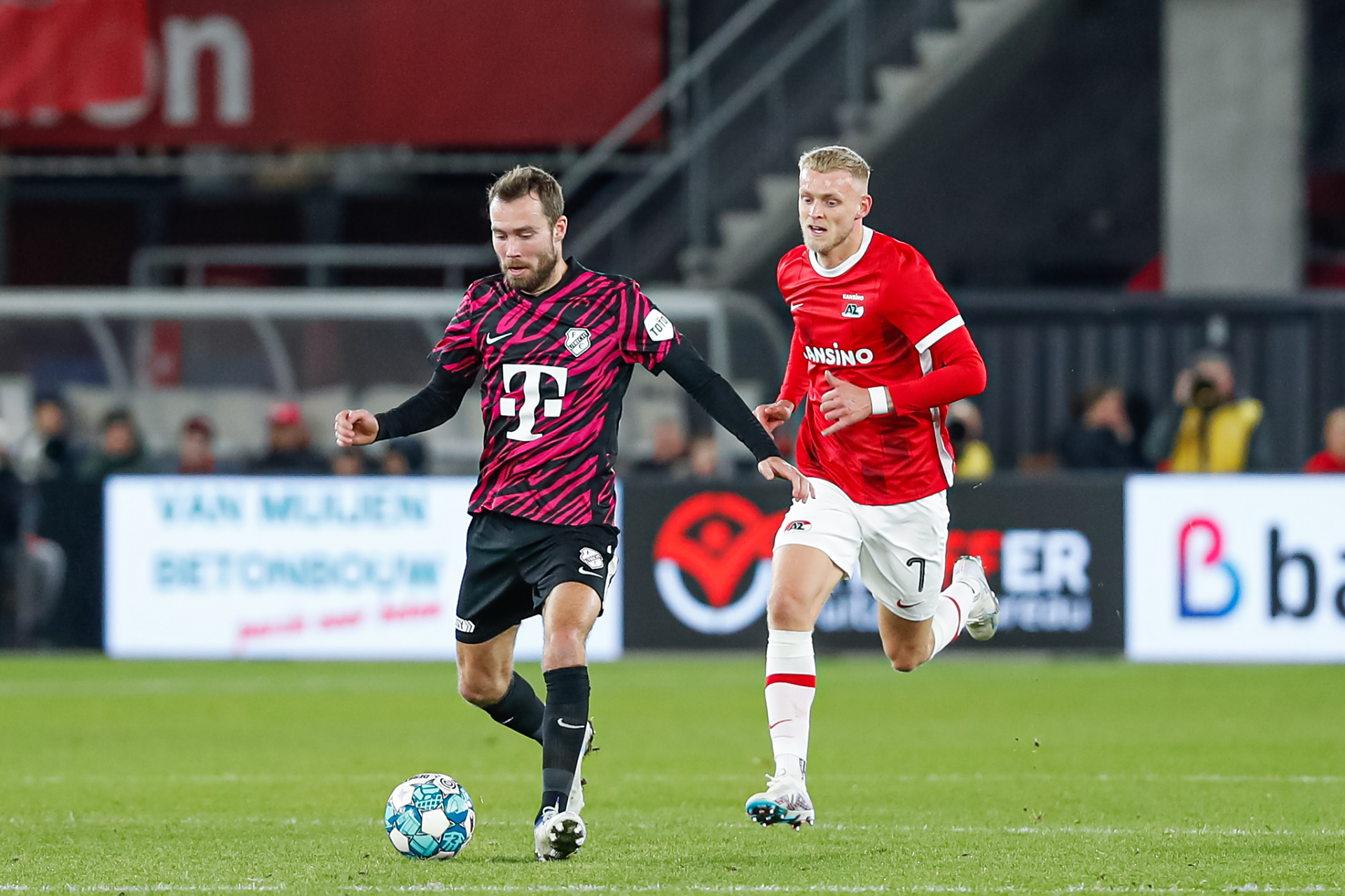 乌拉圭队员在荷甲联赛中获得精彩进球