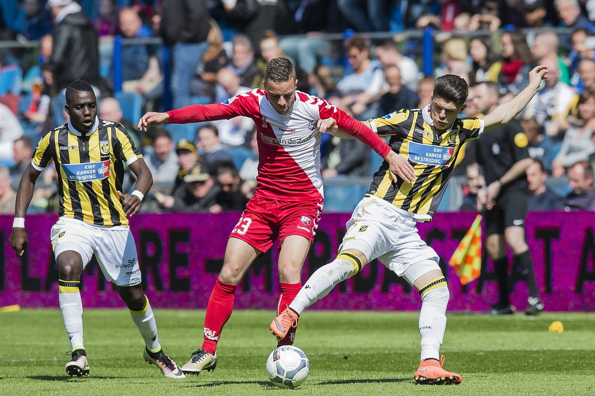 乌拉圭队员在荷甲联赛中获得精彩进球